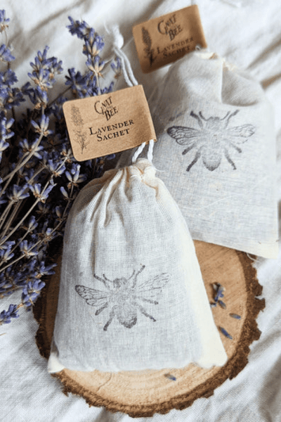 https://www.cherieamour.com/cdn/shop/products/gnat-and-bee-bath-body-lavender-sachet-38713590120686_grande.png?v=1674332813